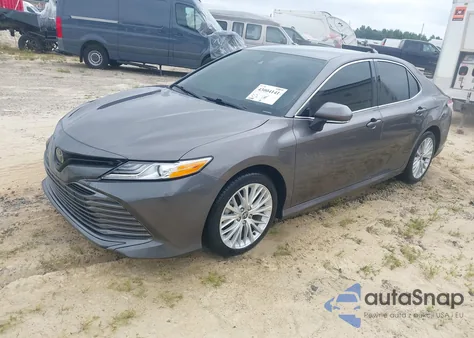 2020 Toyota Camry Xle z USA, uszkodzony, nr VIN 4T1F11AK1LU975967